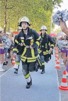  ?? FOTO: FEUERWEHR ?? Die Feuerwehrm­änner in Aktion: Philipp Küppers, Henrik Giesler und Lukas Höttges mitten im Wettkampf.