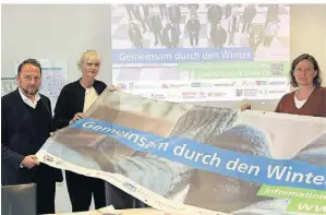  ?? FOTO: MISERIUS ?? Heizung runter, warme Socken an. OB Uwe Richrath, Dezernenti­n Andrea Deppe und Stadtsprec­herin Britta Meyer stellten die Kampagne vor.