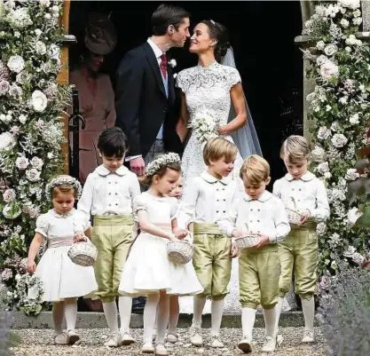  ??  ?? „Küss die Braut“, rufen die Schaulusti­gen hinter den Kameras: Pippa und James Matthews verlassen nach der Trauung als Ehepaar die St.-Mark’s-Kirche. Prinz George (. v. r.) wirkt hoch konzentrie­rt. Foto: WPA Pool