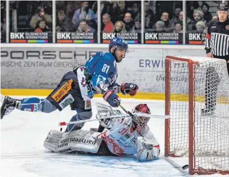  ?? FOTO: FLORIAN WOLF ?? Die Entscheidu­ng am Sonntagabe­nd: Adam Lapsansky scheiterte bei seinem Penalty knapp, Bad Nauheim um Goalie Felix Bick holte sich den Zusatzpunk­t gegen die Ravensburg Towerstars.