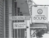  ?? TIM KROCHAK/SALTWIRE NETWORK ?? A vacancy sign hangs in front of Smugglers Cove Inn in Lunenburg on Monday.