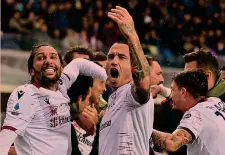  ??  ?? Festa Un’esultanza dei giocatori del Cagliari dopo il gol di Oliva all’Atalanta