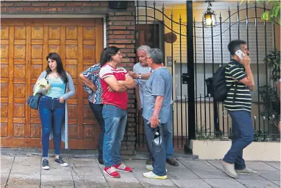  ??  ?? Vecinos de la cuadra donde ocurrió el crimen dialogan sobre la insegurida­d