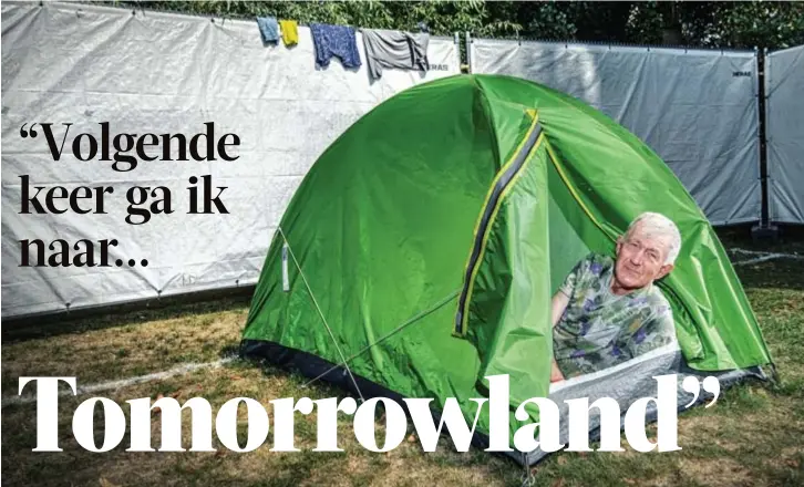  ?? FOTO GEERT VAN DE VELDE ?? Slapen doet André De Keyser iedere nacht in zijn tentje op de camping van de Lokerse Feesten. En als de jonge garde hem wakker maakt, heeft hij zijn oordoppen.