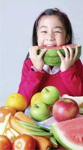  ??  ?? There are many ways parents can encourage their children to eat more healthily. – Filepic