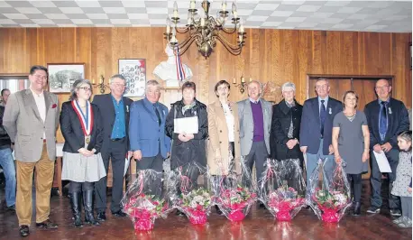  ??  ?? Serge Delrieu sous-préfet de Saint-Flour et Céline Charriaud, maire de Neuvéglise en compagnie des élus médaillés.