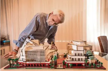  ?? PATRICK FARRELL pfarrell@miamiheral­d.com ?? Stu Blumberg shows off the model of the Adrienne Arsht Center for the Performing Arts he built out of Legos.