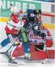  ?? FOTO: FLEMMING ?? Die „Islanders“aus Lindau (rechts: Andreas Farny) und die „Indians“aus Memmingen kämpfen um einen Platz in den Play-offs der Eishockey-Oberliga Süd.