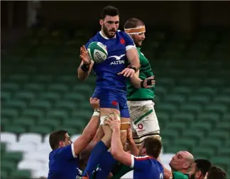  ?? (Photos AFP) ?? Charles Ollivon, auteur du premier essai des Bleus hier face à l’Irlande, est devenu le capitaine d’un XV de France qui gagne.