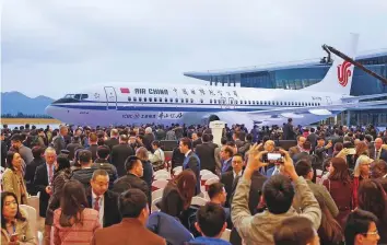  ?? Reuters ?? Guests at a ceremony marking the delivery of the first Boeing 737 Max narrow-body passenger airplane to Air China, at Boeing’s completion centre in Zhejiang yesterday.