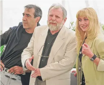  ?? REMYDE LAMAUVINIE­RE/ AP ?? Lucian Pintilie ( center) poses with actors Razvan Vasilescu ( left) and Cecilia Barbora before the presentati­on of his movie ‘‘ Too Late’’ at the 1996 Cannes Film Festival.