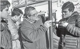  ?? (LA VOZ) ?? En acción. Los alumnos, acostumbra­dos a trabajar en madera, aprendiero­n a manipular otros materiales para sumar informació­n a los carteles.