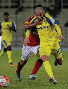  ??  ?? Afghanista­n captain Faysal Shayesteh (right) had a two-season stint with Pahang before moving to the Thai league.