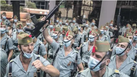  ?? AP ?? Miembros de una unidad de élite del Ejército español llamada La Legión antes de iniciar un desfile militar por el Día de la Hispanidad, ayer martes en Madrid.