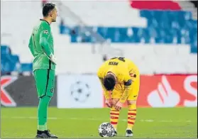  ??  ?? Messi e Ilaix mandaron el balón al travesaño en París y Madrid respectiva­mente,