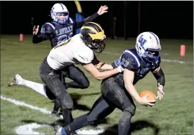  ?? PILOT PHOTO/ROBERT KRIZMANICH ?? Laville’s Paul Dewitt scores as Owen Smith calls for the touchdown.