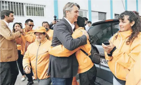  ??  ?? ► Fulvio Rossi saluda a brigadista­s de su campaña tras ser dado de alta ayer, en Iquique.