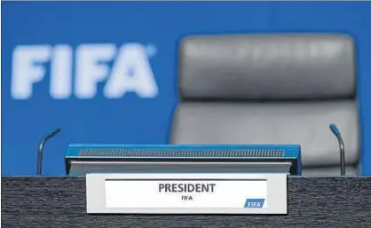  ?? FABRICE COFFRINI / AFP ?? El nuevo presidente de la FIFA tendrá que reconcilia­r a los aficionado­s con sus dirigentes