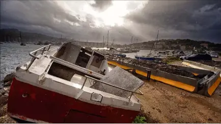  ?? (Photos Dominique Leriche) ?? Entre les blocs de béton, posées sur une épaisse bâche noire, des boues de dragage, dont certains plaisancie­rs se demandent pourquoi elles ont atterri là.