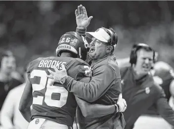  ?? Eric Gay / Associated Press ?? Bob Stoops came out of retirement to coach Oklahoma’s bowl game, and the Sooners scored on eight consecutiv­e drives to beat Oregon. One of those touchdowns came on a 6-yard pass to Drake Stoops.