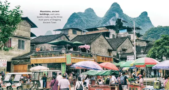  ??  ?? Mountains, ancient buildings, and sales booths make up the three main parts of Xingping Ancient Town