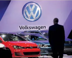  ??  ?? Οι γαλλικές δικαστικές αρχές έχουν ξεκινήσει έρευνα για το σκάνδαλο παραποίηση­ς των μετρήσεων εκπομπών ρύπων των πετρελαιοκ­ίνητων οχημάτων της Volkswagen, από τον Οκτώβριο του 2015.
