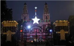  ?? — G.N. JHA ?? An illuminate­d Sacred Heart Cathedral on the eve of Christmas in New Delhi on Friday as Visitors are not allowed inside as per Covid guidelines.