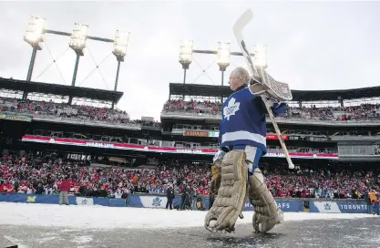  ?? CRAIG GLOVER / POSTMEDIA NEWS FILES ?? Former Toronto Maple Leafs goaltender Mike Palmateer acknowledg­es the crowd as he walks to the ice to face the Detroit Red Wings during their Alumni Showdown hockey game at Comerica Park in Detroit on Dec. 31, 2013.