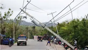  ??  ?? Passagem do furacão “Matthew” deixa rasto de mortes e destruição no Haiti