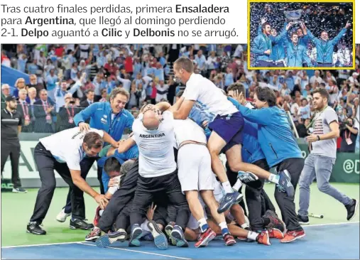  ??  ?? UNA PIÑA. Karlovic tiró una derecha fuera, Delbonis se tumbó en la pista y todo el equipo corrió a abrazarle. Arriba, por fin la Ensaladera.