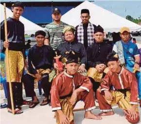  ?? [FOTO ROSELAN AB MALEK /BH] ?? Masnidzi (duduk tiga dari kanan) pada program Menyusuri Sejarah Perjuangan Pahlawan Pahang Sempena Hari Kemerdekaa­n Ke-61, anjuran PERKID di Galeri Mat Kilau, Pulau Tawar.