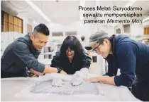  ??  ?? Proses Melati Suryodarmo sewaktu mempersiap­kan pameran Memento Mori