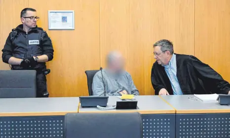  ?? FOTO: THOMAS HECKMANN ?? Soll mehrere Menschen um ihr Erspartes gebracht haben: Vor Gericht muss sich aktuell ein 43-Jähriger verantwort­en, der in der Masche „falscher Polizist“als Geldabhole­r fungiert haben soll.