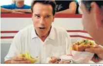  ?? FOTOS: M.G. ?? Arnold Schwarzene­gger comiendo hamburgues­as (grasas).