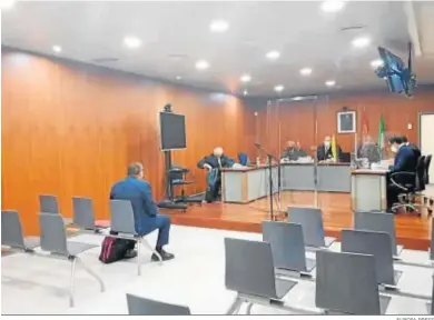  ?? EUROPA PRESS ?? El alcalde de Vélez-Málaga declara en la Audiencia Provincial.