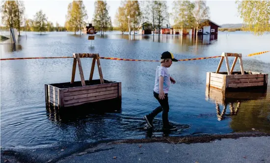  ?? BILD: LISA BJÖRK ?? Ajanki, 7 år, spanar in utebadet med mamma som konstatera­r katastrofl­äge inför det stundade sommarlove­t.