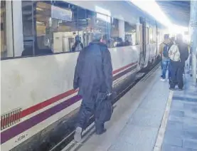  ?? EL PERIÓDICO ?? Pasajeros en la estación de Cáceres, en una imagen de archivo.