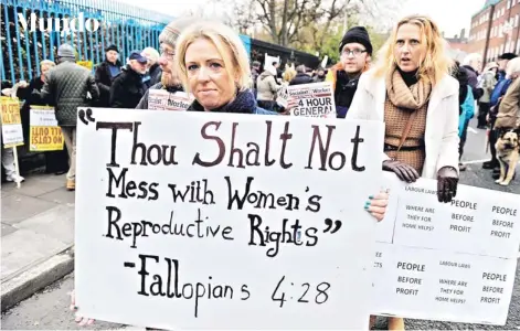  ?? FOTO: AFP ?? Una mujer protesta contra el aborto en una marcha de noviembre pasado.