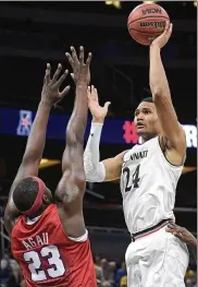  ?? PHELAN M. EBENHACK / ASSOCIATED PRESS ?? Cincinnati forward Kyle Washington (24) goes up for a shot in front of SMU forward Akoy Agau (23) during the second half Friday in Orlando, Fla.