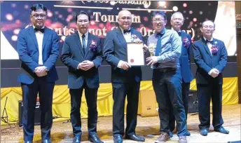  ??  ?? Miri mayor Adam Yii (third left) presents the tourism category — events spot/organiser award to Fun Borneo Sdn Bhd-Coco Cabana director Ian Kuek.