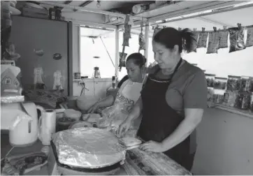  ?? Foto: Óscar Flores ?? El negocio de tortas de cochinita pibil lo abre 12 horas diarias para que pueda haber ingresos económicos buenos.