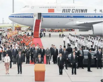  ?? FOTO: AFP ?? ►► Xi Jinping habla a su arribo al aeropuerto de Hong Kong, el jueves.