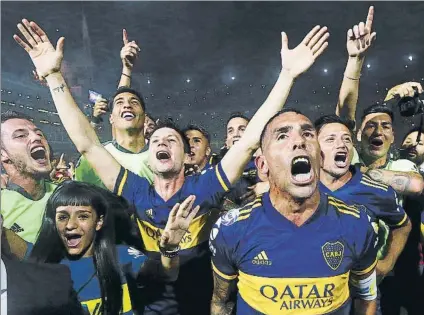  ?? FOTO: GETTY ?? Tévez, al frente de la foto
Su tanto frente al equipo de Maradona permitió a Boca Juniors convertirs­e en el campeón