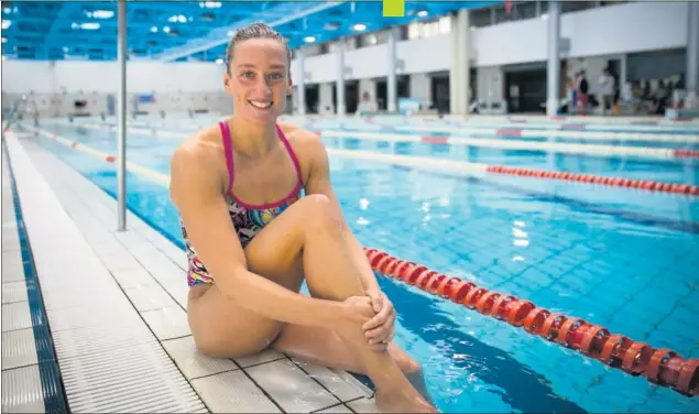  ??  ?? A POR OTRO AÑO DE ÉXITOS. Mireia Belmonte posó para este diario en la piscina de entrenamie­nto del CAR de Sierra Nevada el pasado mes de junio, antes del Mundial.