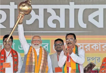  ?? JAYANTA DEY (REUTERS) ?? Narendra Modi, en el centro, en un acto de campaña ayer en la localidad india de Agartala.