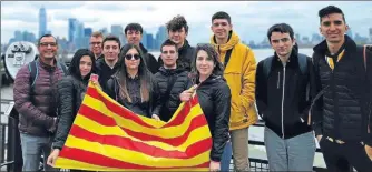  ??  ?? Ils avaient emporté un drapeau catalan qu’ils ont déplié devant la statue de la Liberté.