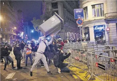  ?? MANU MITRU ?? Sexta noche consecutiv­a de protestas en las calles de Barcelona.