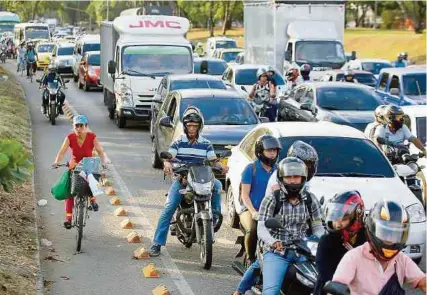  ?? JUAN PABLO RUEDA/ARCHIVO ?? Circular por las calzadas laterales es un riesgo adicional para las motos por la cercanía con vehículos grandes