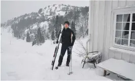  ??  ?? ULENDT HEI: Sigurd Austefjord på Stalleland gikk på ski i Badstauhei­a, og krysset gaupespore­t flere steder.