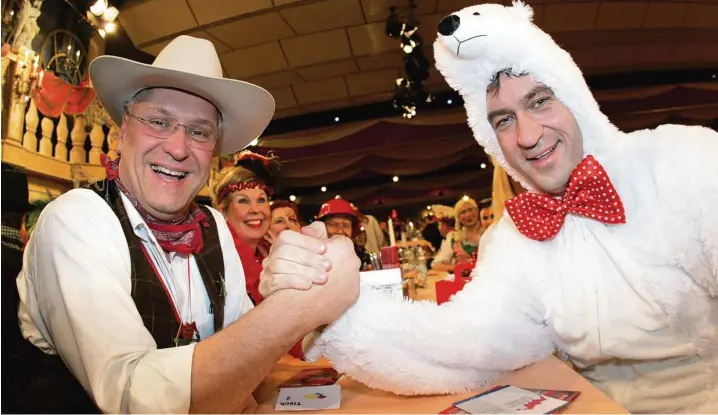  ?? Archivfoto: Daniel Karmann, dpa ?? Vor einigen Jahren haben sie schon einmal das Kräftemess­en versucht: Joachim Herrmann und Markus Söder 2009 bei der Fastnacht in Veitshöchh­eim.